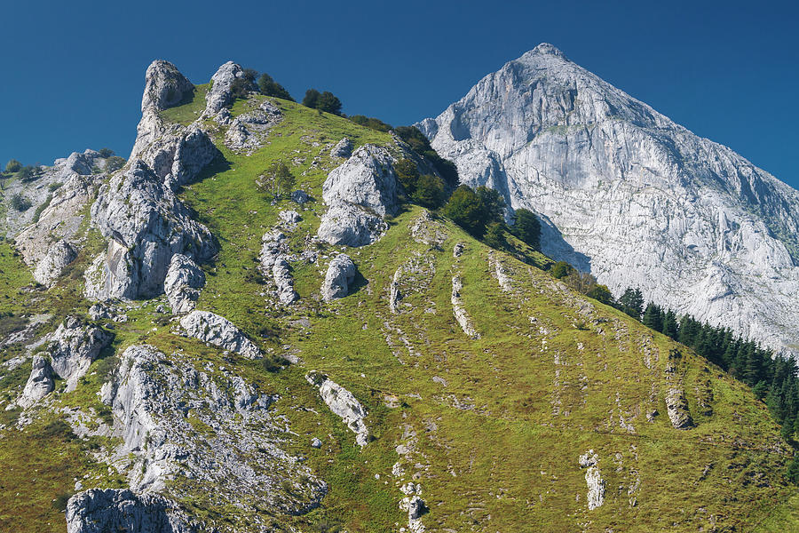 https://mdw-travel-data-us-east-1.s3.amazonaws.com/img/country/Spain/Urkiola-Natural-Park/img_03.jpg