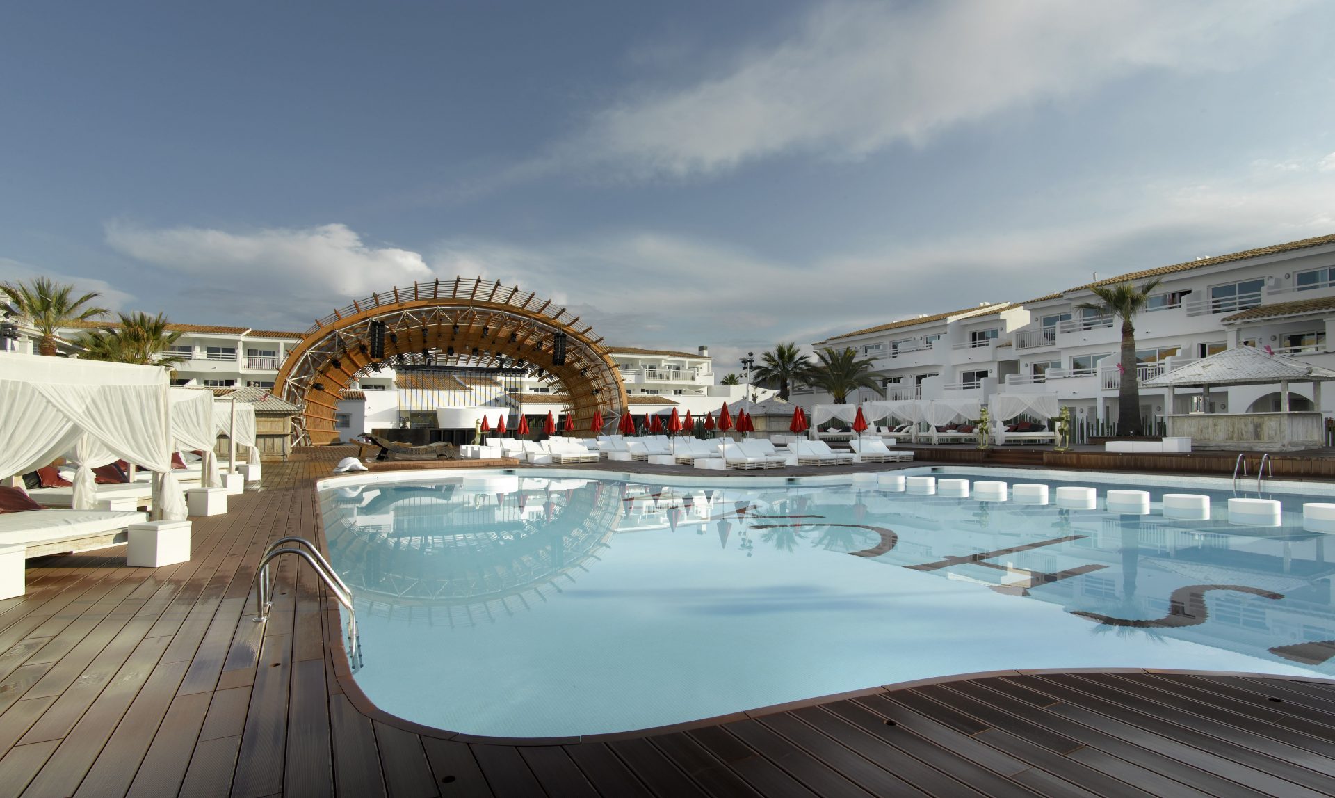https://mdw-travel-data-us-east-1.s3.amazonaws.com/img/country/Spain/Ushuaia-Ibiza-Beach-Club/img_01.jpg