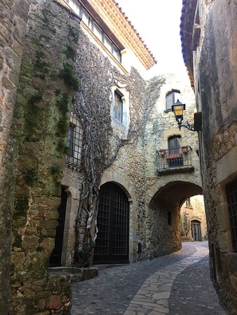 https://mdw-travel-data-us-east-1.s3.amazonaws.com/img/country/Spain/Village-Medieval-de-Pals/img_03.jpg