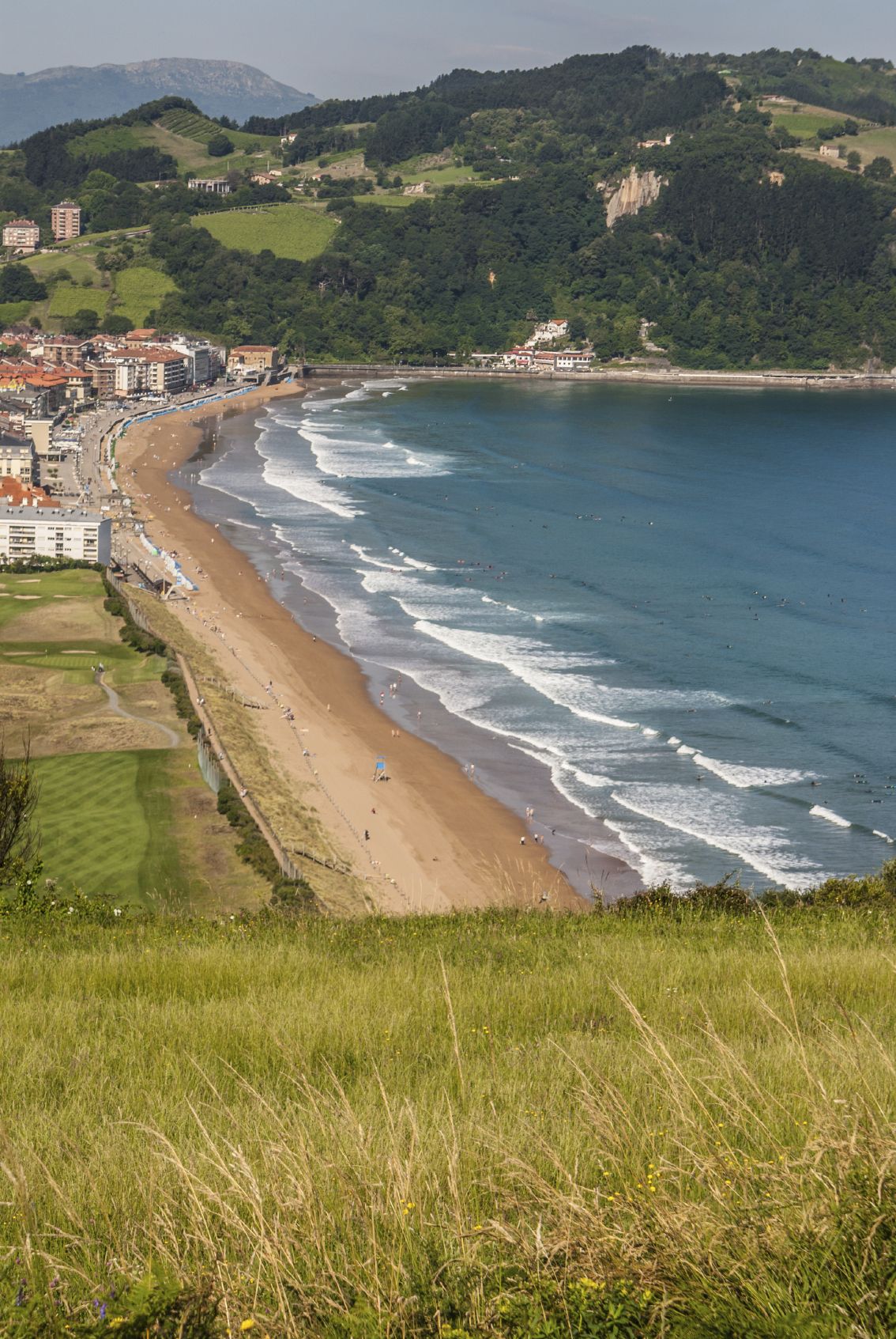 https://mdw-travel-data-us-east-1.s3.amazonaws.com/img/country/Spain/Zarautz-Beach/img_01.jpg