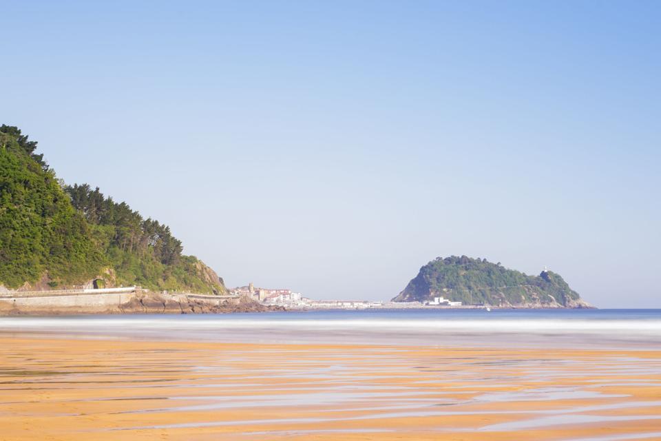 https://mdw-travel-data-us-east-1.s3.amazonaws.com/img/country/Spain/Zarautz-Beach/img_02.jpg