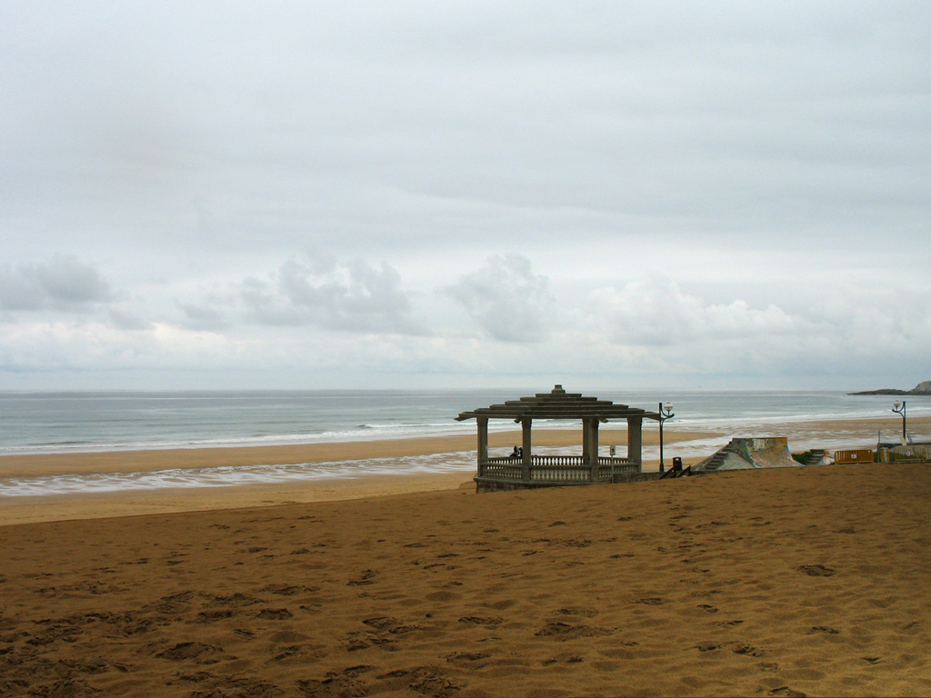 https://mdw-travel-data-us-east-1.s3.amazonaws.com/img/country/Spain/Zarautz-Beach/img_04.jpg