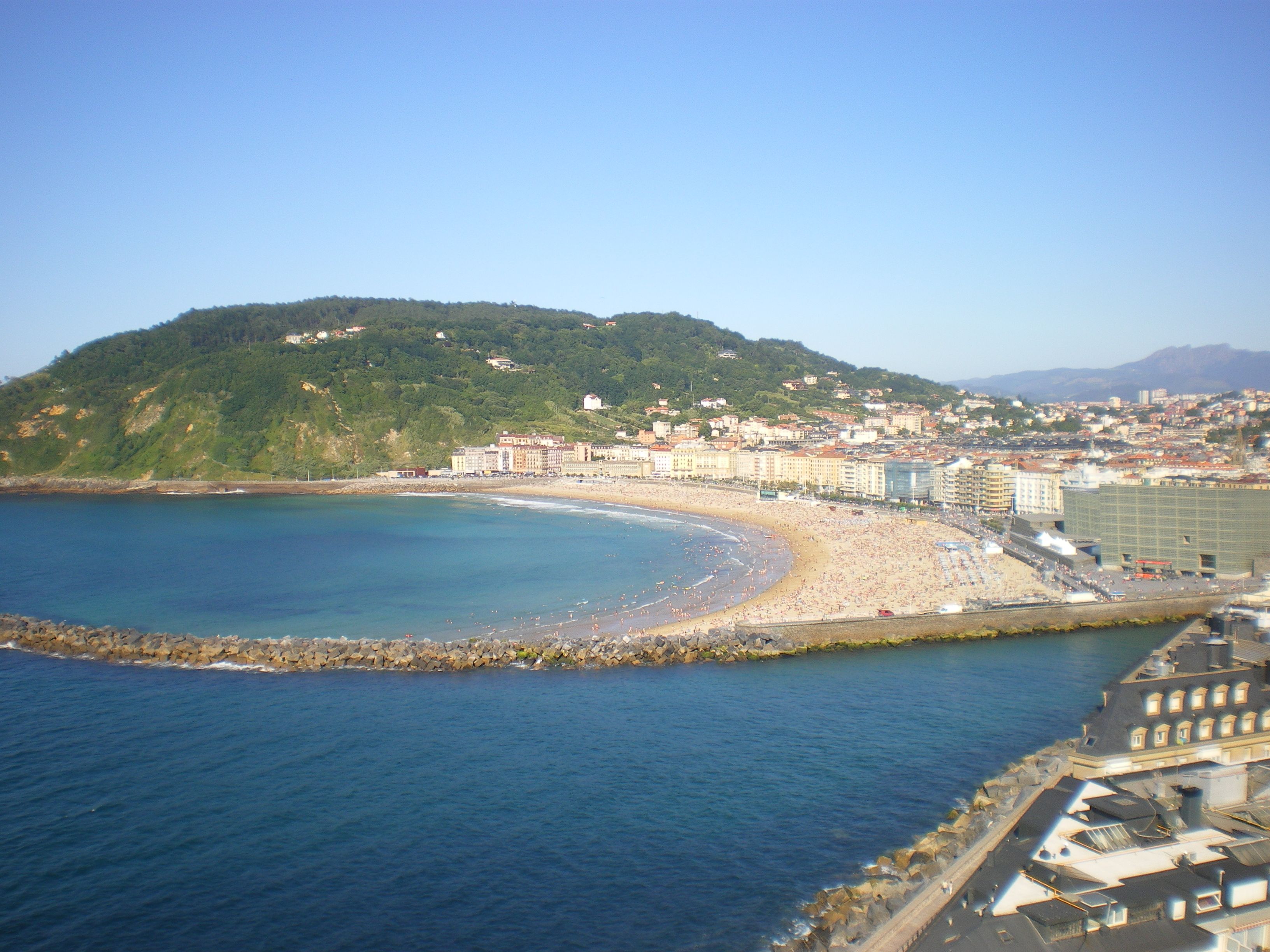https://mdw-travel-data-us-east-1.s3.amazonaws.com/img/country/Spain/Zurriola-Beach/img_03.jpg