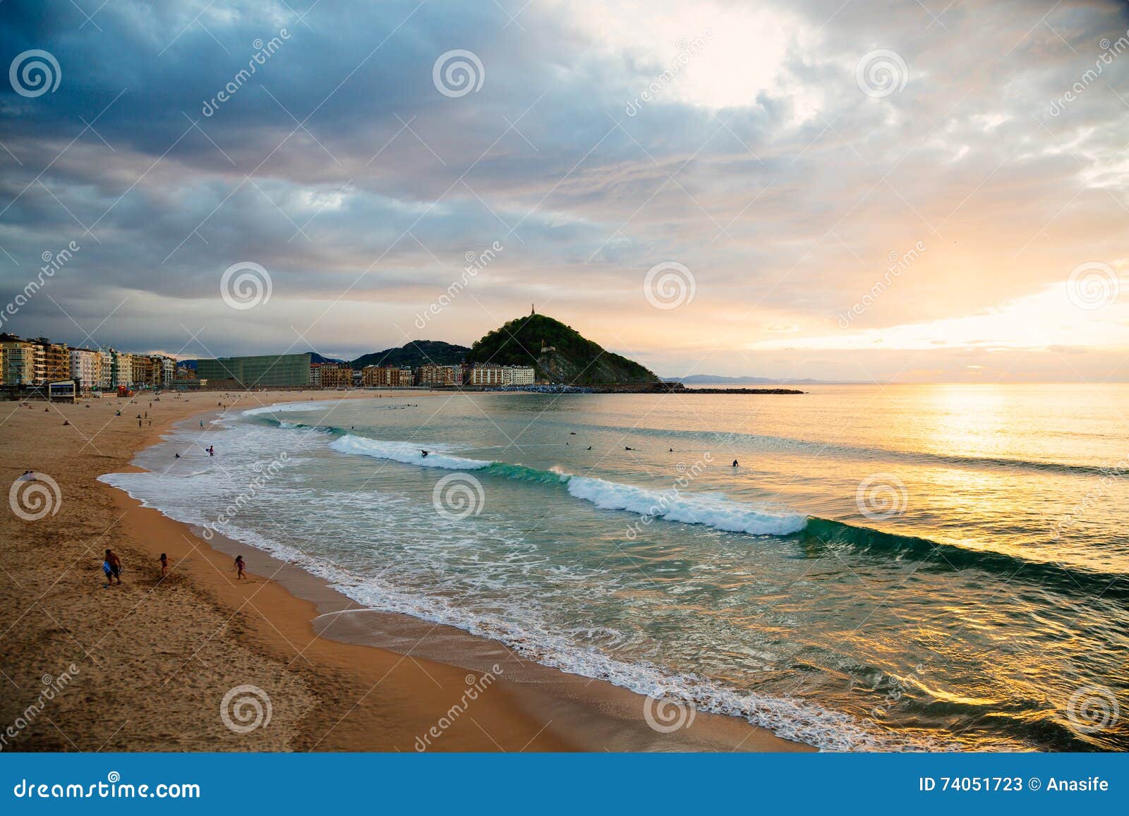 https://mdw-travel-data-us-east-1.s3.amazonaws.com/img/country/Spain/Zurriola-Beach/img_04.jpg