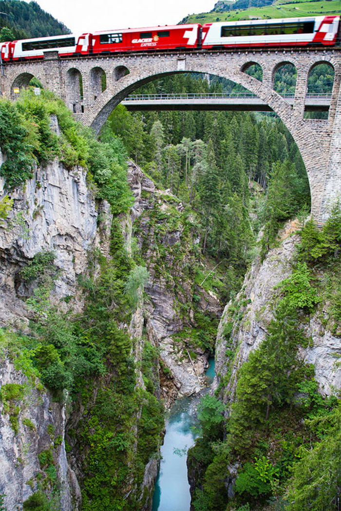 https://mdw-travel-data-us-east-1.s3.amazonaws.com/img/country/Switzerland/Albula-Railway/img_00.jpg