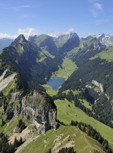 https://mdw-travel-data-us-east-1.s3.amazonaws.com/img/country/Switzerland/Appenzell/img_03.jpg