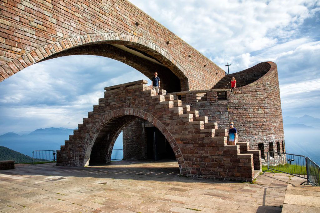 https://mdw-travel-data-us-east-1.s3.amazonaws.com/img/country/Switzerland/Baselgia-di-Santa-Maria-degli-Angeli/img_05.jpg