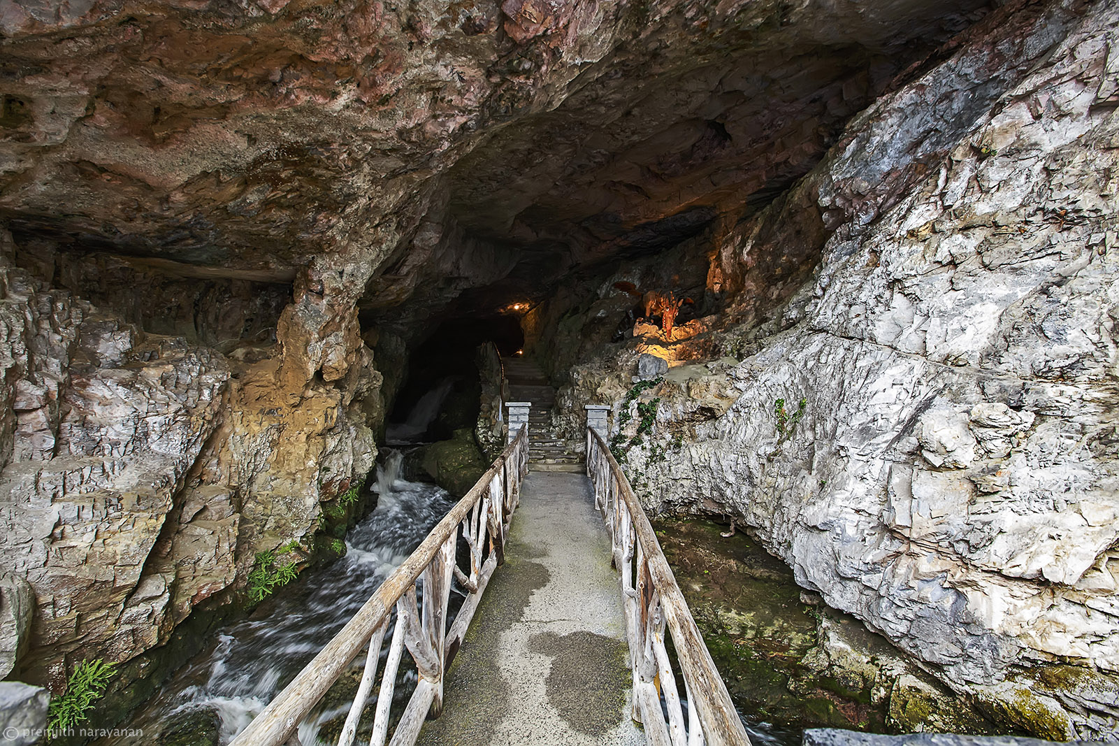 https://mdw-travel-data-us-east-1.s3.amazonaws.com/img/country/Switzerland/Beatus-Cave/img_01.jpg