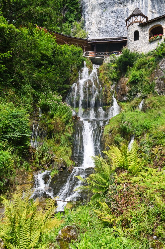 https://mdw-travel-data-us-east-1.s3.amazonaws.com/img/country/Switzerland/Beatus-Cave/img_02.jpg
