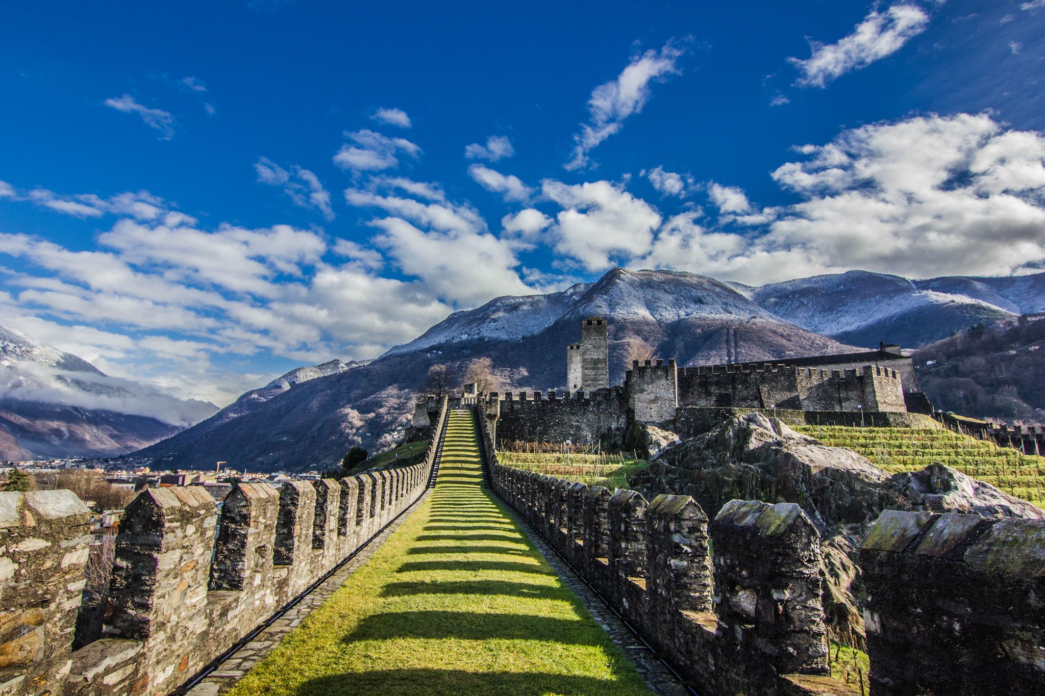 https://mdw-travel-data-us-east-1.s3.amazonaws.com/img/country/Switzerland/Bellinzona-Castles/img_01.jpg