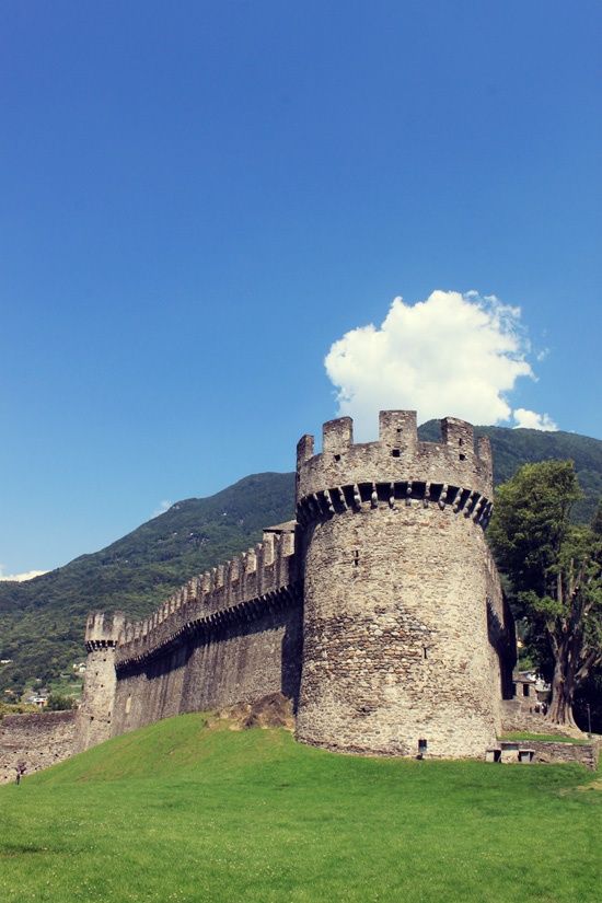 https://mdw-travel-data-us-east-1.s3.amazonaws.com/img/country/Switzerland/Bellinzona-Castles/img_04.jpg
