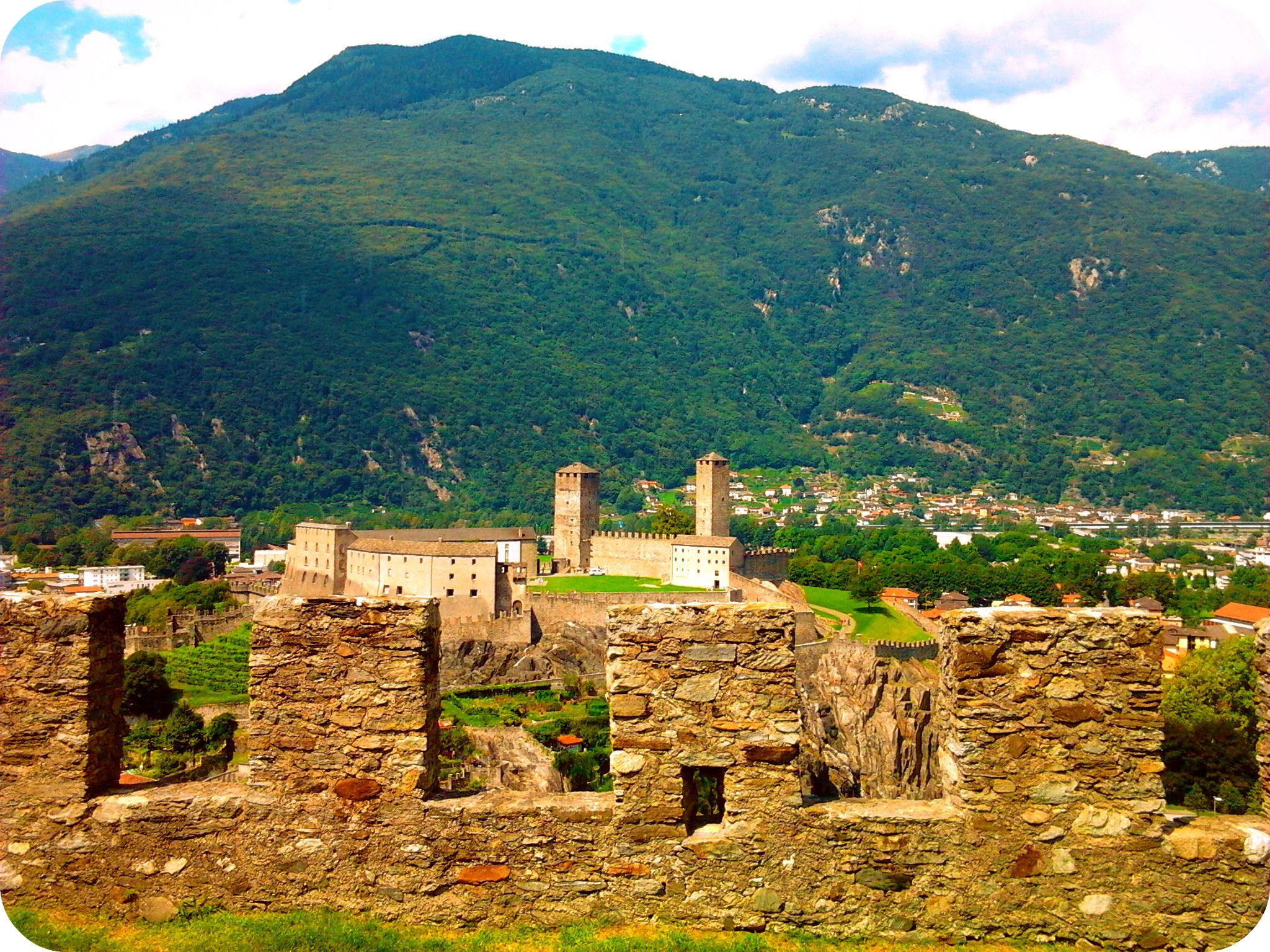 https://mdw-travel-data-us-east-1.s3.amazonaws.com/img/country/Switzerland/Bellinzona-Castles/img_05.jpg