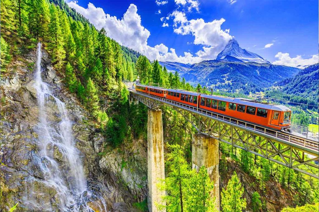 https://mdw-travel-data-us-east-1.s3.amazonaws.com/img/country/Switzerland/Bernina-Express/img_01.jpg