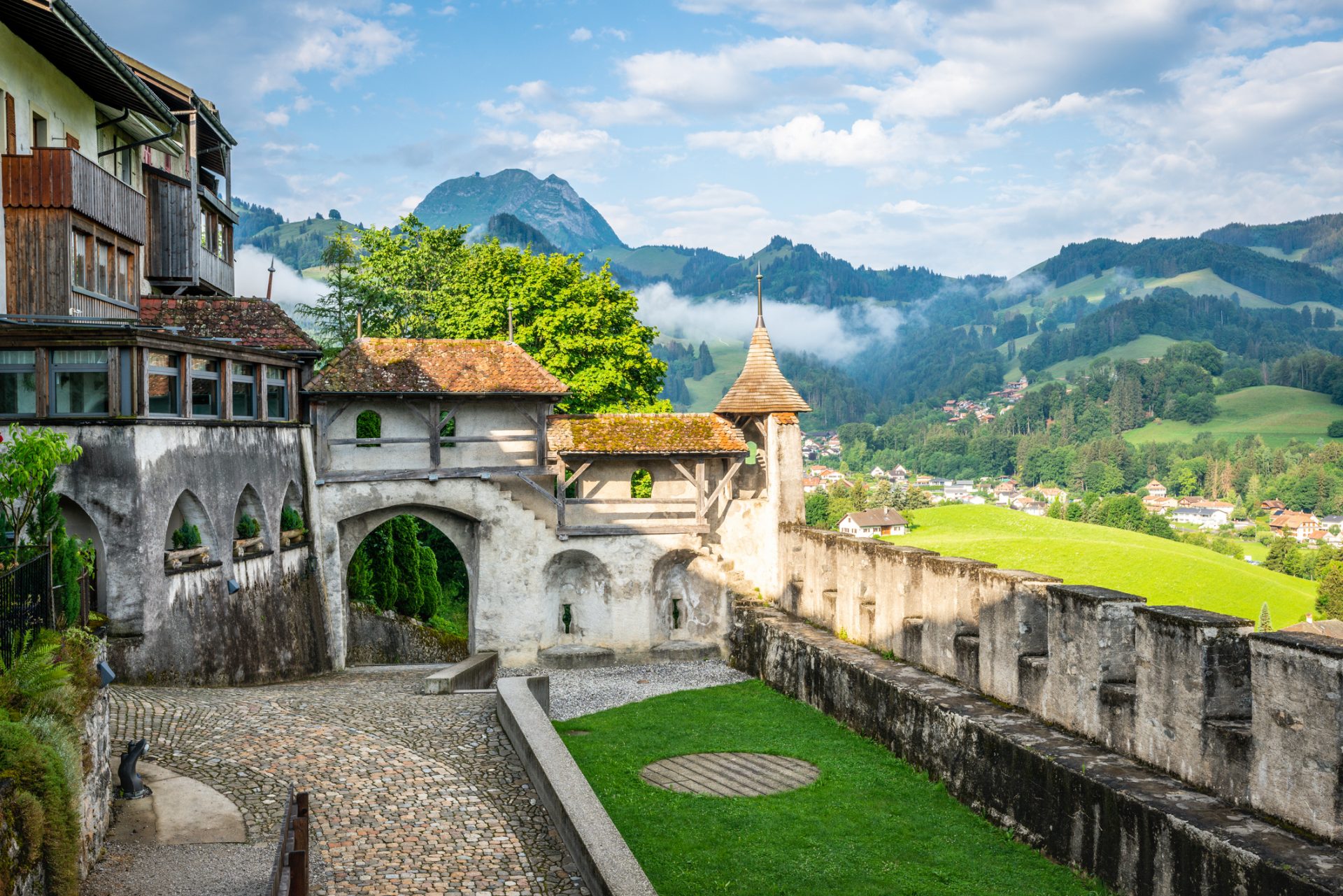 https://mdw-travel-data-us-east-1.s3.amazonaws.com/img/country/Switzerland/Castle-of-Gruyeres/img_01.jpg