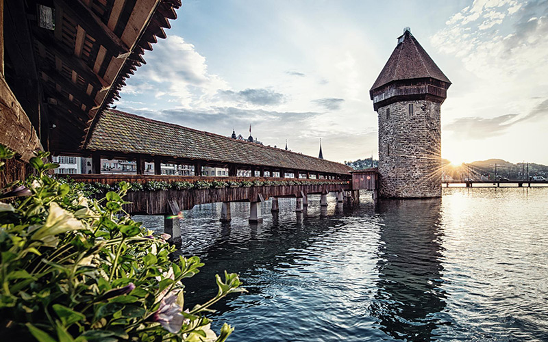 https://mdw-travel-data-us-east-1.s3.amazonaws.com/img/country/Switzerland/Chapel-Bridge/img_04.jpg