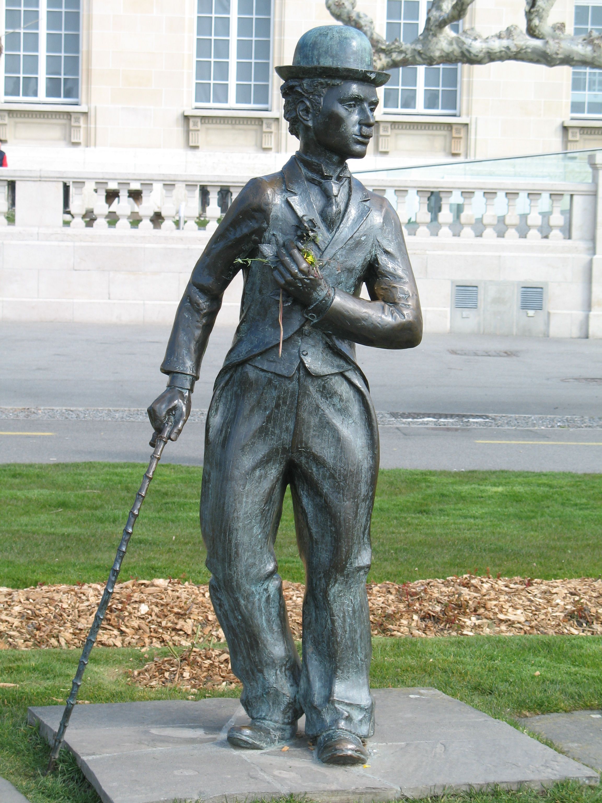 https://mdw-travel-data-us-east-1.s3.amazonaws.com/img/country/Switzerland/Charlie-Chaplin-Statue/img_00.jpg