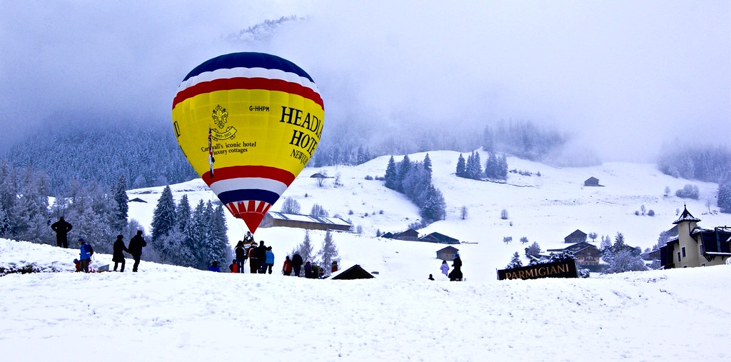 https://mdw-travel-data-us-east-1.s3.amazonaws.com/img/country/Switzerland/Chateau-dOex-Balloon-Festival/img_00.jpg