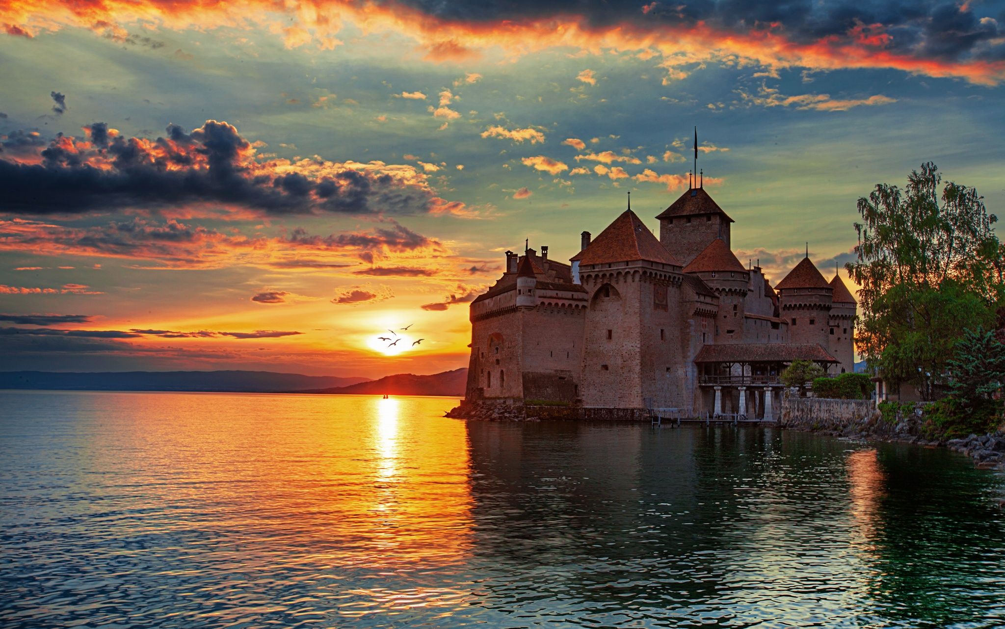 https://mdw-travel-data-us-east-1.s3.amazonaws.com/img/country/Switzerland/Chillon-Castle/img_02.jpg