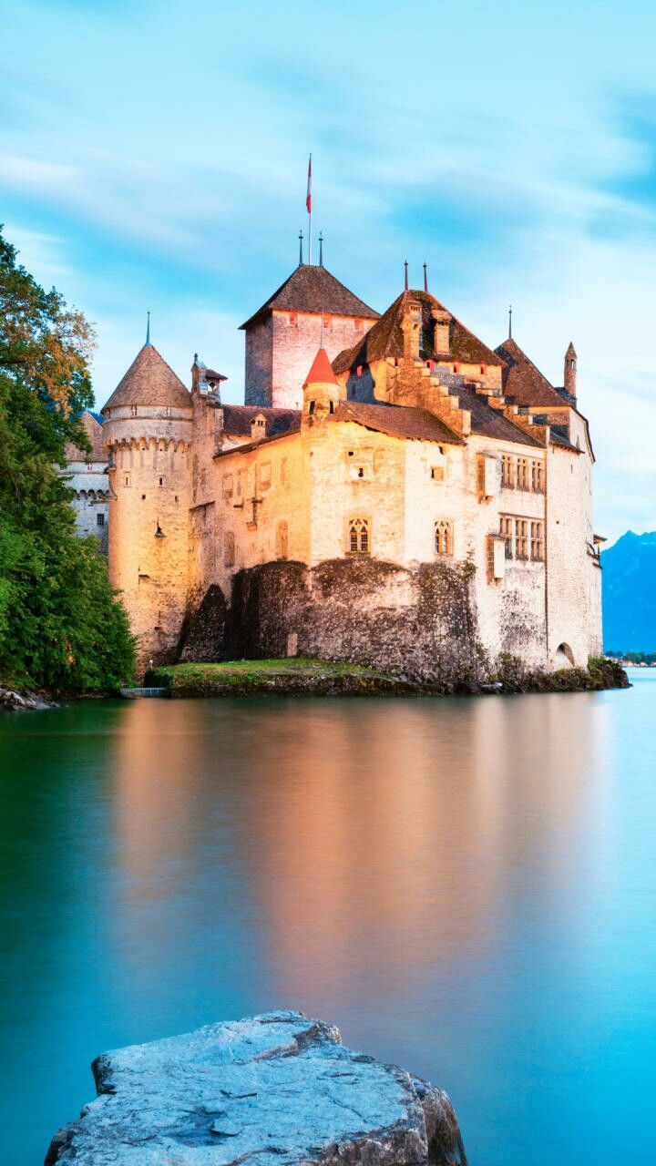https://mdw-travel-data-us-east-1.s3.amazonaws.com/img/country/Switzerland/Chillon-Castle/img_03.jpg