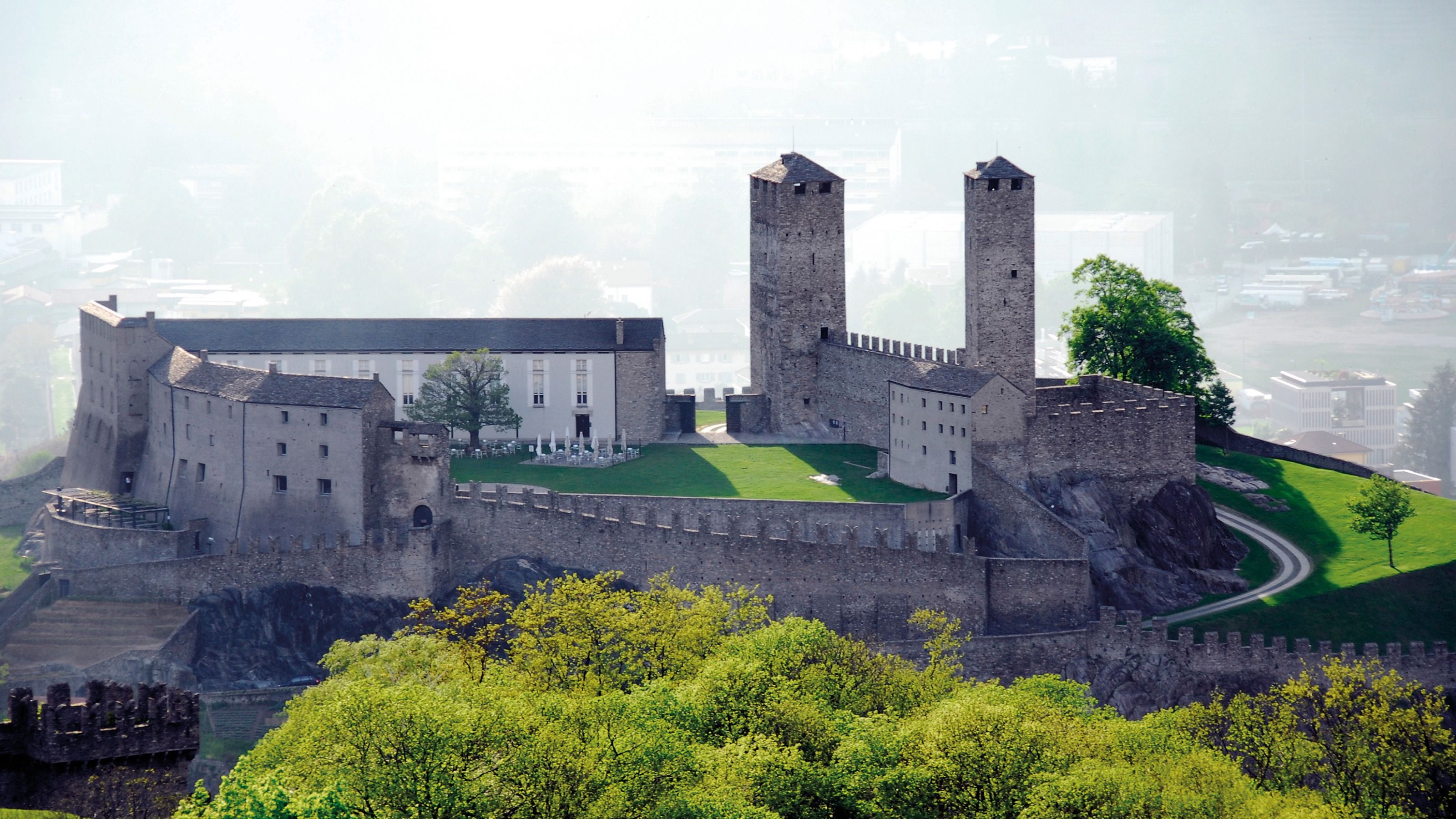 https://mdw-travel-data-us-east-1.s3.amazonaws.com/img/country/Switzerland/Chur-Bellinzona-Railway/img_02.jpg