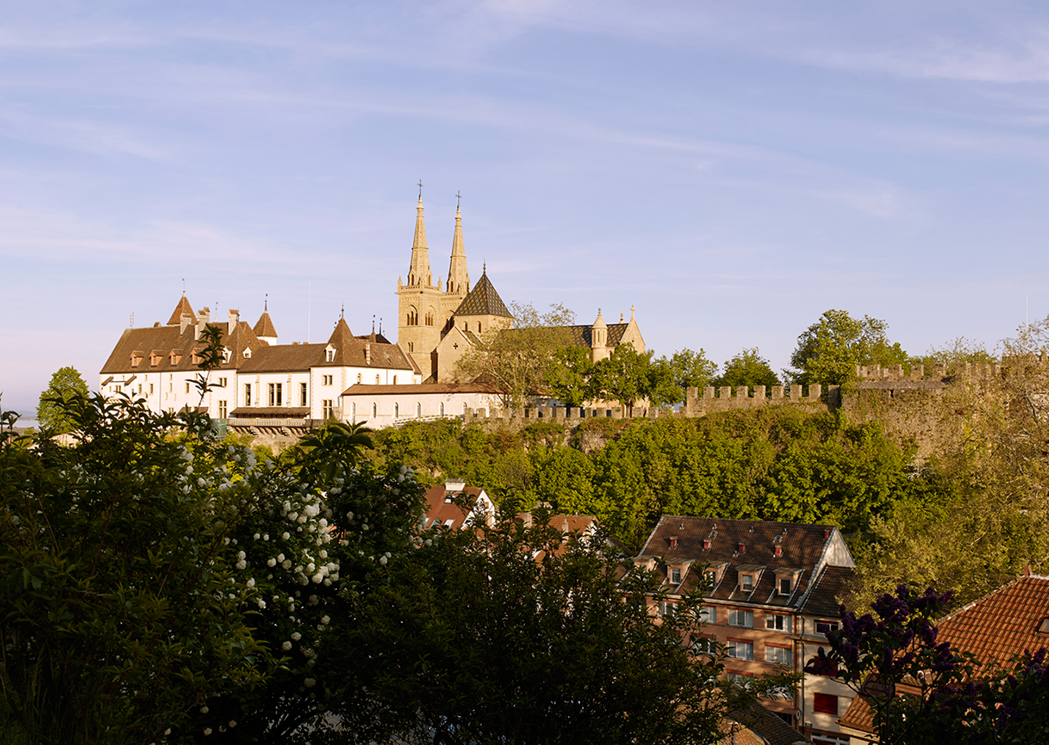 https://mdw-travel-data-us-east-1.s3.amazonaws.com/img/country/Switzerland/Collegiale-de-Neuchatel/img_01.jpg