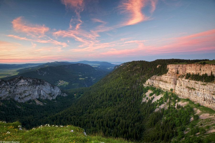 https://mdw-travel-data-us-east-1.s3.amazonaws.com/img/country/Switzerland/Creux-du-Van/img_00.jpg