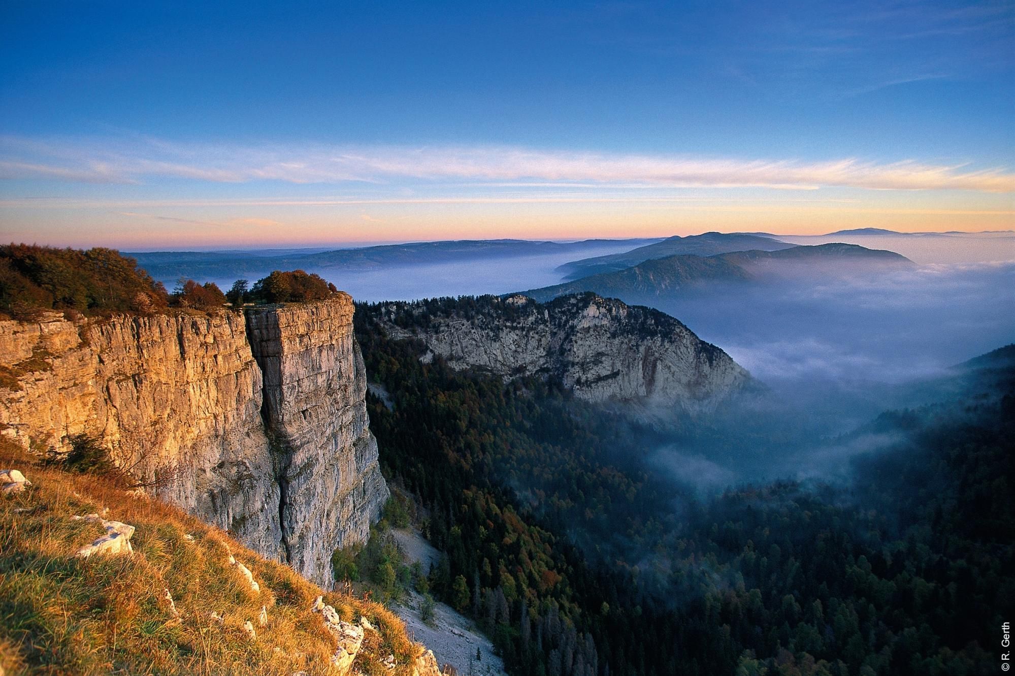 https://mdw-travel-data-us-east-1.s3.amazonaws.com/img/country/Switzerland/Creux-du-Van/img_01.jpg