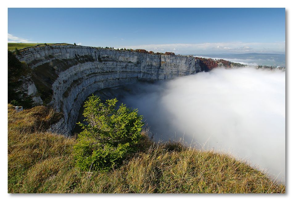 https://mdw-travel-data-us-east-1.s3.amazonaws.com/img/country/Switzerland/Creux-du-Van/img_02.jpg