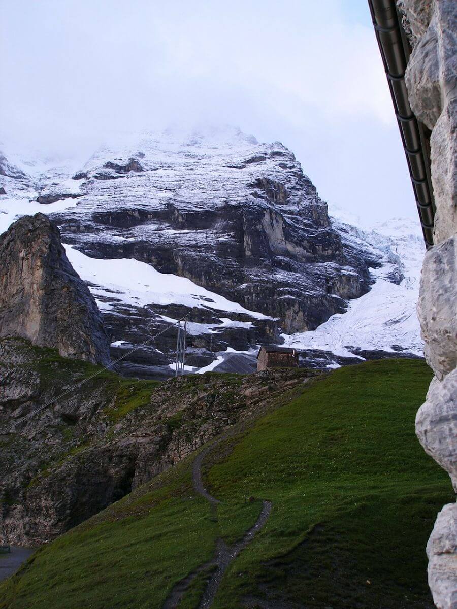 https://mdw-travel-data-us-east-1.s3.amazonaws.com/img/country/Switzerland/Eiger-Trail/img_02.jpg