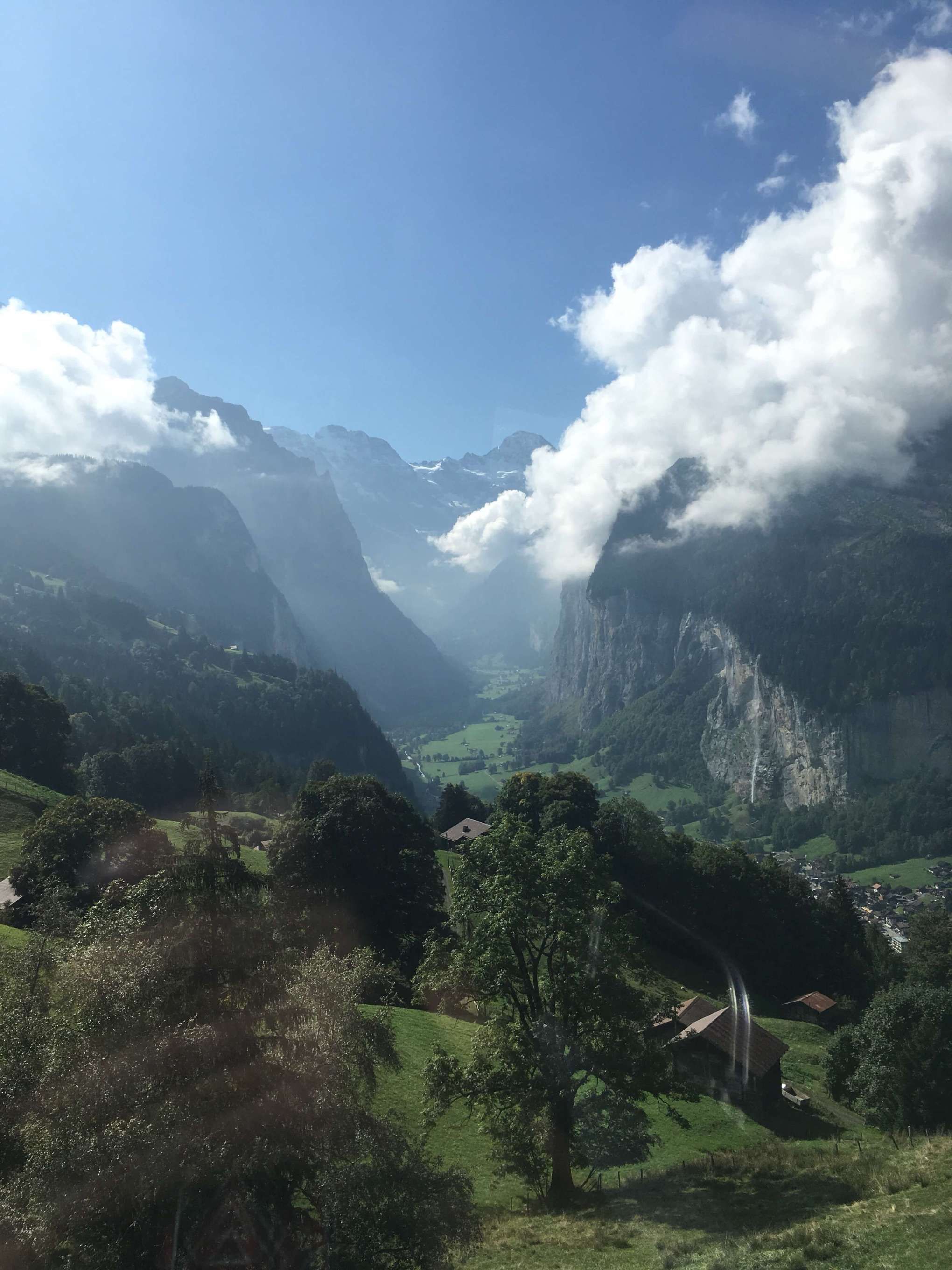 https://mdw-travel-data-us-east-1.s3.amazonaws.com/img/country/Switzerland/Eiger-Trail/img_03.jpg