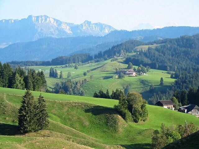 https://mdw-travel-data-us-east-1.s3.amazonaws.com/img/country/Switzerland/Emmental/img_01.jpg