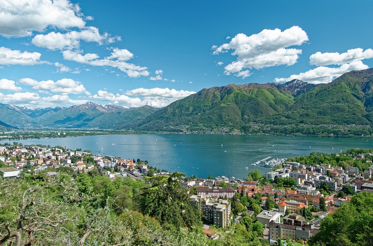 https://mdw-travel-data-us-east-1.s3.amazonaws.com/img/country/Switzerland/Falconry-Locarno/img_02.jpg