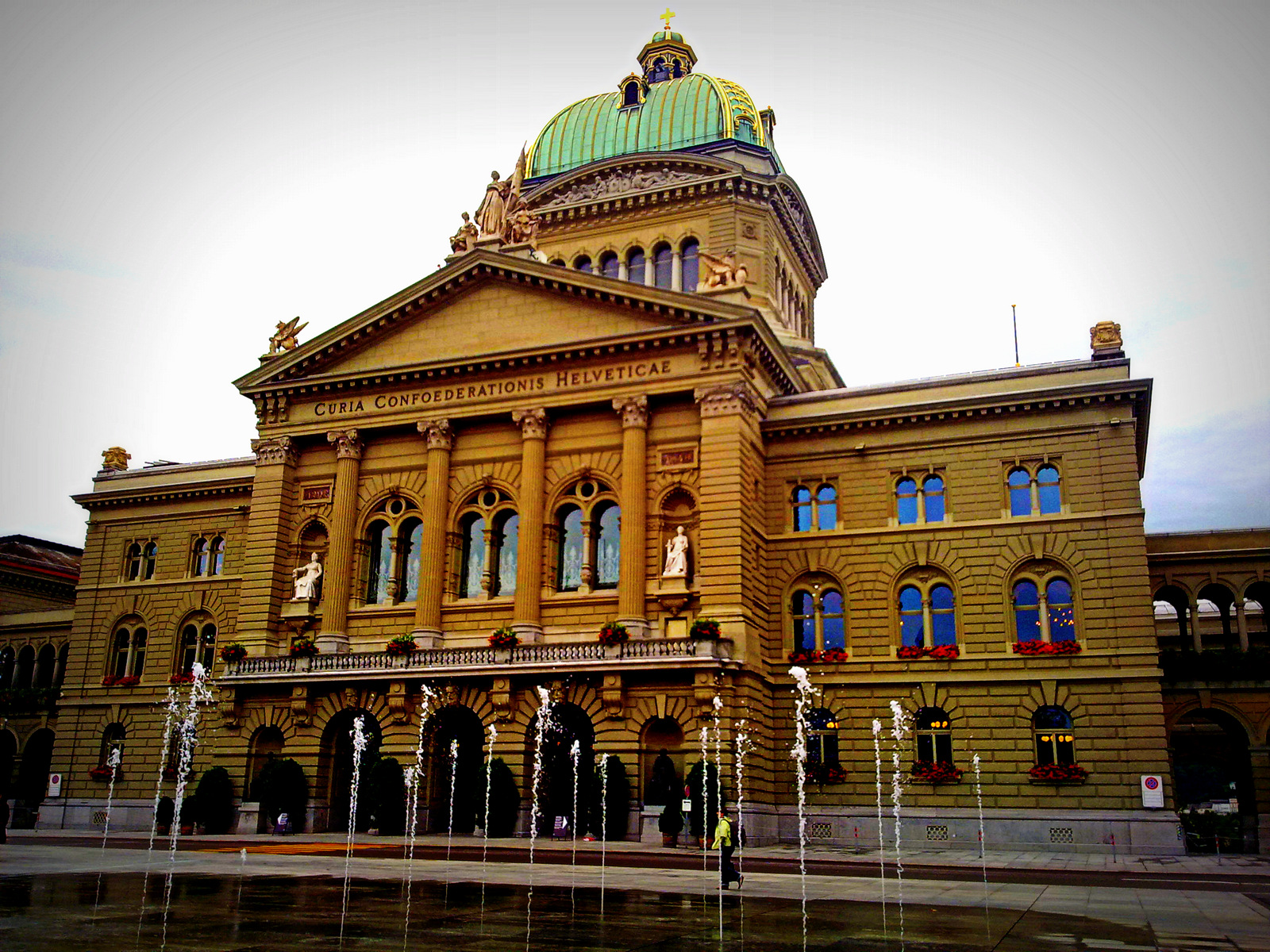 https://mdw-travel-data-us-east-1.s3.amazonaws.com/img/country/Switzerland/Federal-Swiss-Parliament--Bundeshaus-/img_02.jpg