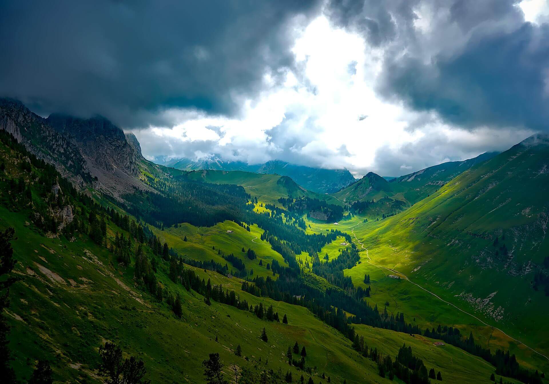 https://mdw-travel-data-us-east-1.s3.amazonaws.com/img/country/Switzerland/Gentlemans-Ride/img_01.jpg