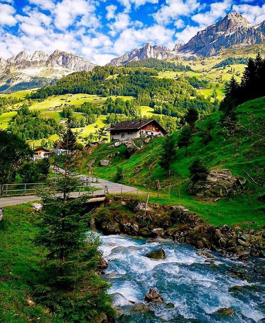 https://mdw-travel-data-us-east-1.s3.amazonaws.com/img/country/Switzerland/Gentlemans-Ride/img_02.jpg