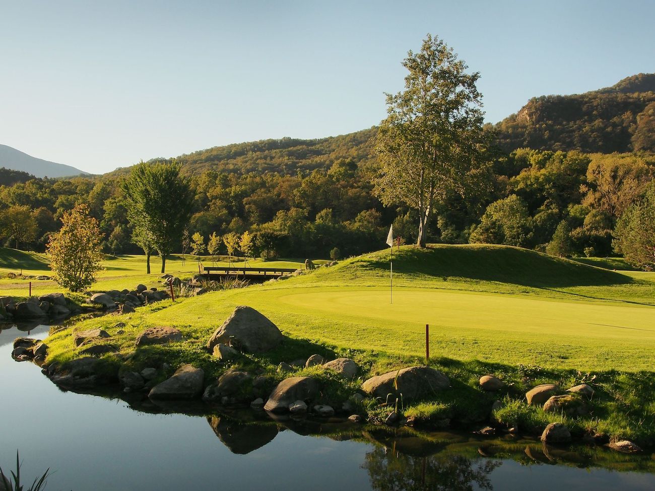 https://mdw-travel-data-us-east-1.s3.amazonaws.com/img/country/Switzerland/Golf-Losone/img_01.jpg