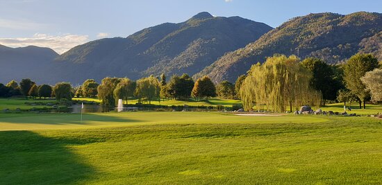 https://mdw-travel-data-us-east-1.s3.amazonaws.com/img/country/Switzerland/Golf-Losone/img_02.jpg
