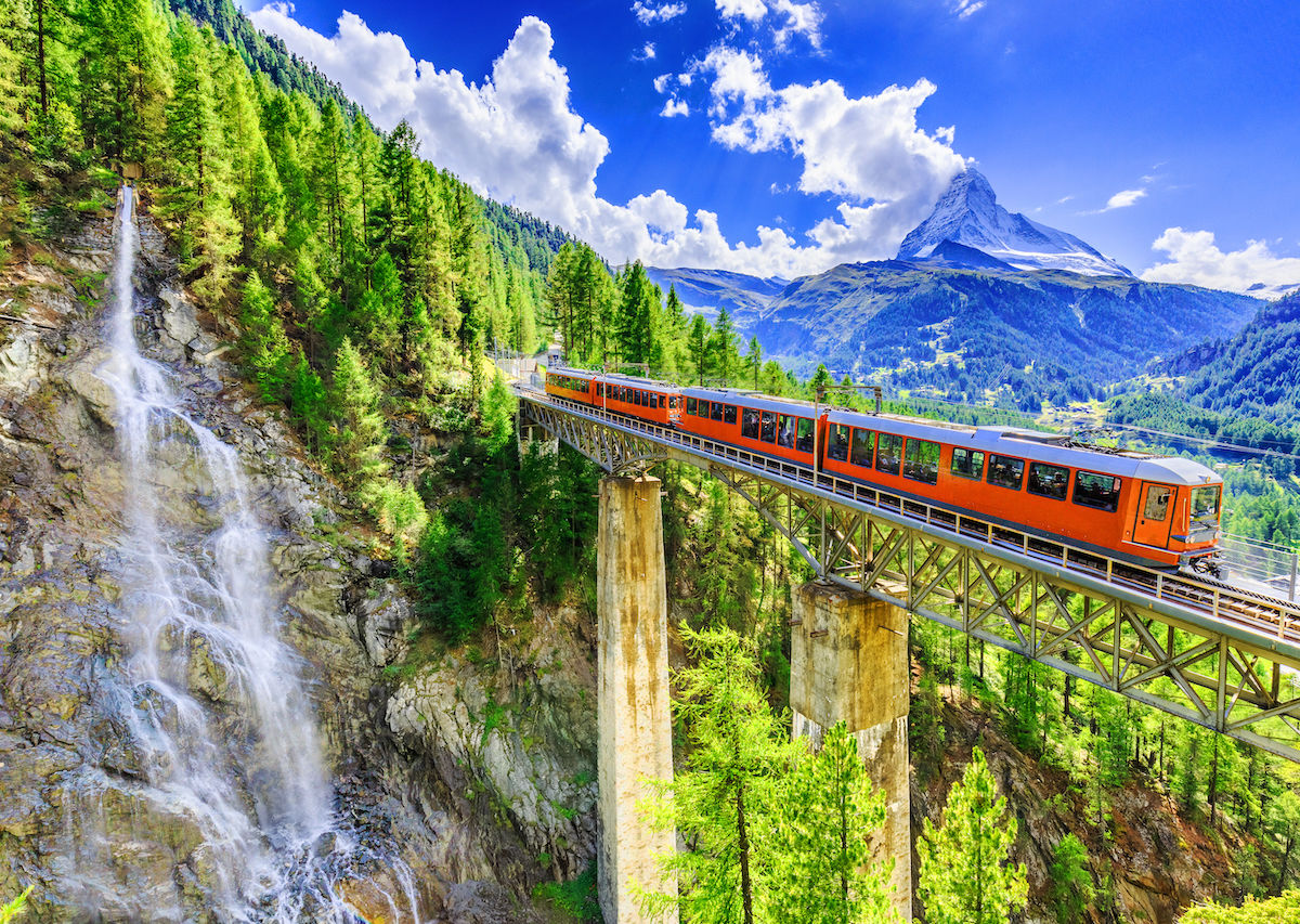 https://mdw-travel-data-us-east-1.s3.amazonaws.com/img/country/Switzerland/Gourmet-Train/img_00.jpg