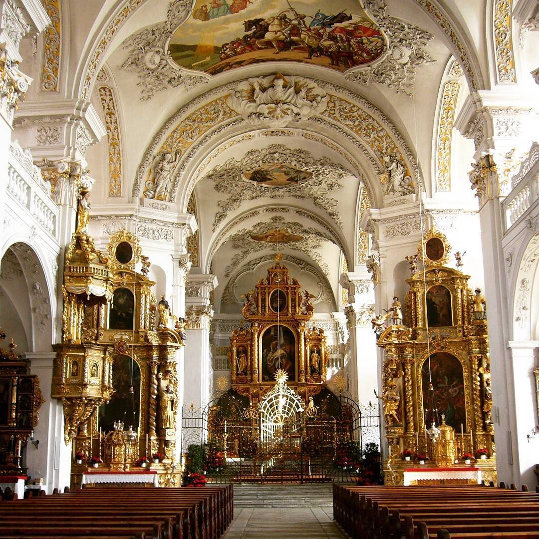 https://mdw-travel-data-us-east-1.s3.amazonaws.com/img/country/Switzerland/Great-Minster-Church/img_01.jpg