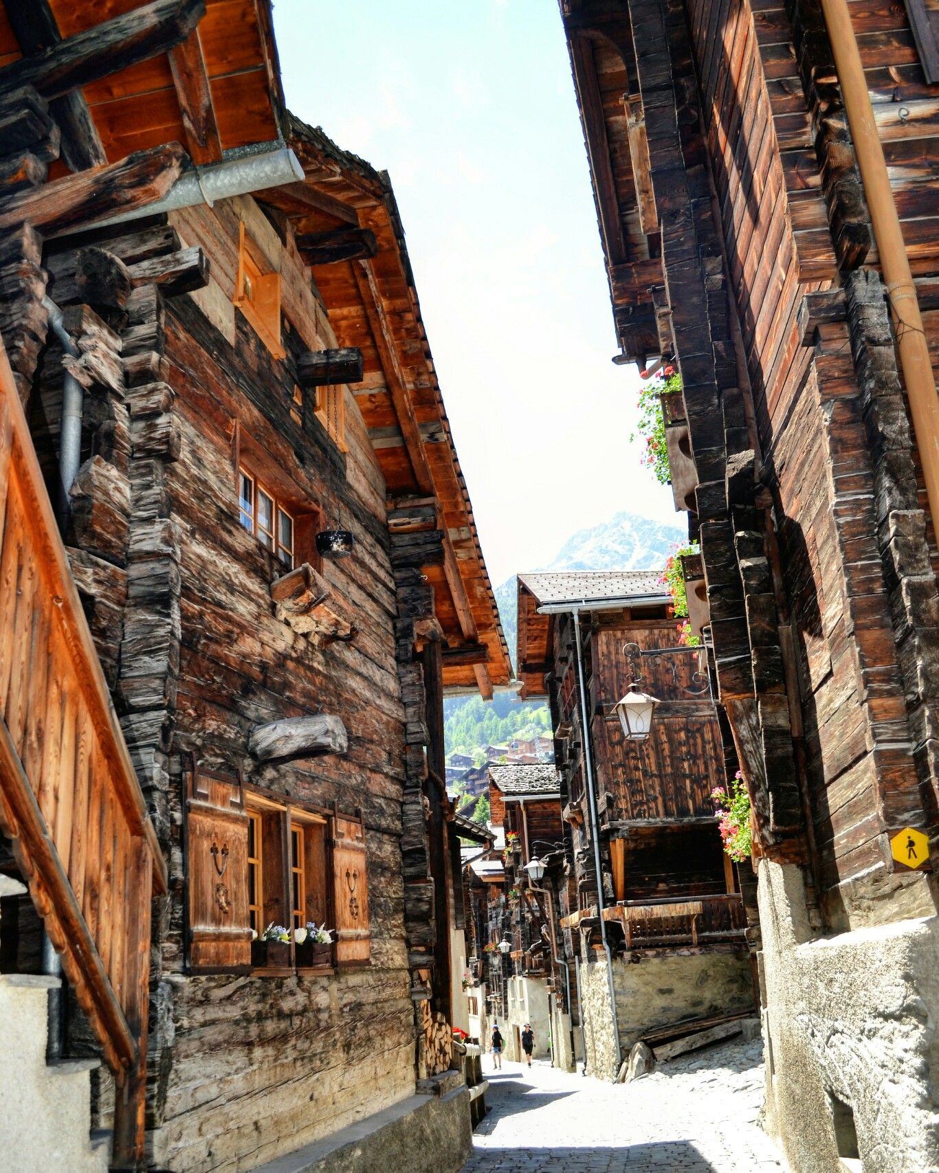 https://mdw-travel-data-us-east-1.s3.amazonaws.com/img/country/Switzerland/Grimentz/img_01.jpg