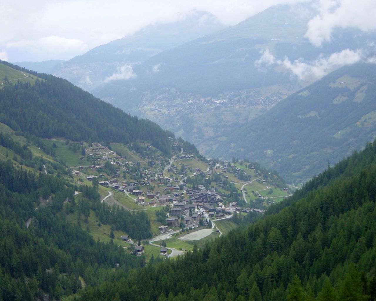 https://mdw-travel-data-us-east-1.s3.amazonaws.com/img/country/Switzerland/Grimentz/img_03.jpg
