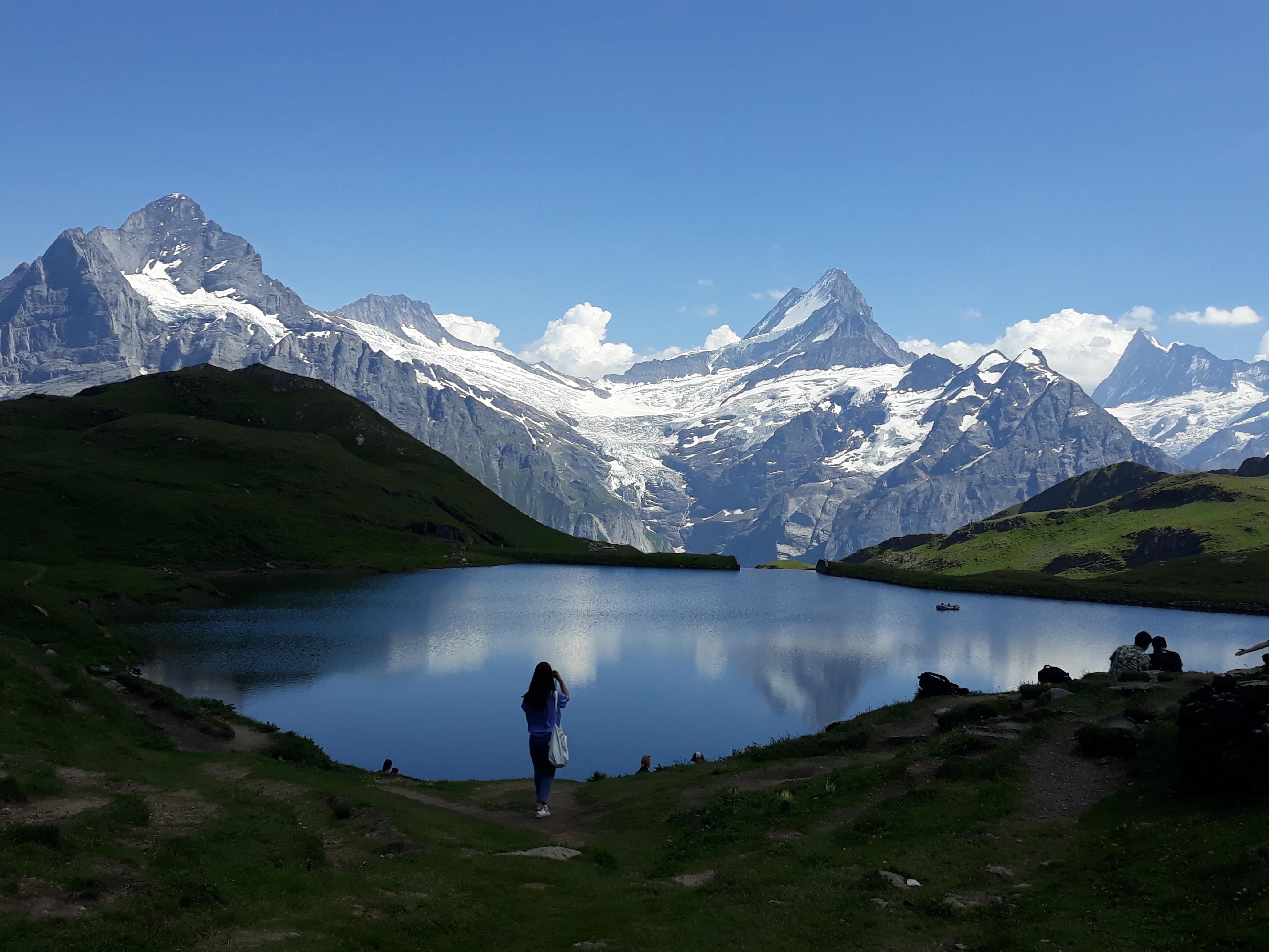 https://mdw-travel-data-us-east-1.s3.amazonaws.com/img/country/Switzerland/Grindelwald-Glacier/img_00.jpg