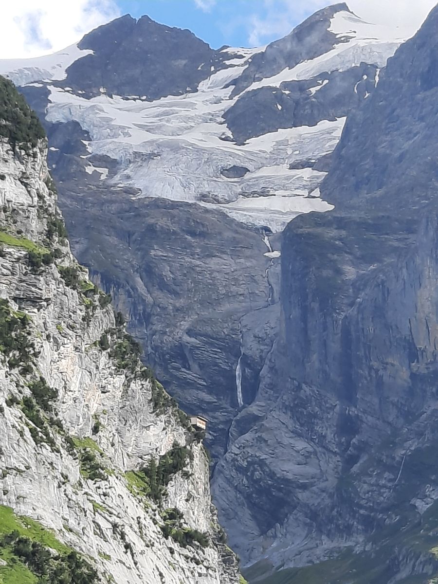 https://mdw-travel-data-us-east-1.s3.amazonaws.com/img/country/Switzerland/Grindelwald-Glacier/img_01.jpg