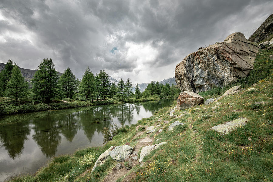 https://mdw-travel-data-us-east-1.s3.amazonaws.com/img/country/Switzerland/Grindjisee/img_01.jpg