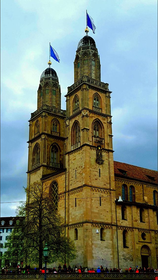 https://mdw-travel-data-us-east-1.s3.amazonaws.com/img/country/Switzerland/Grossmunster/img_01.jpg