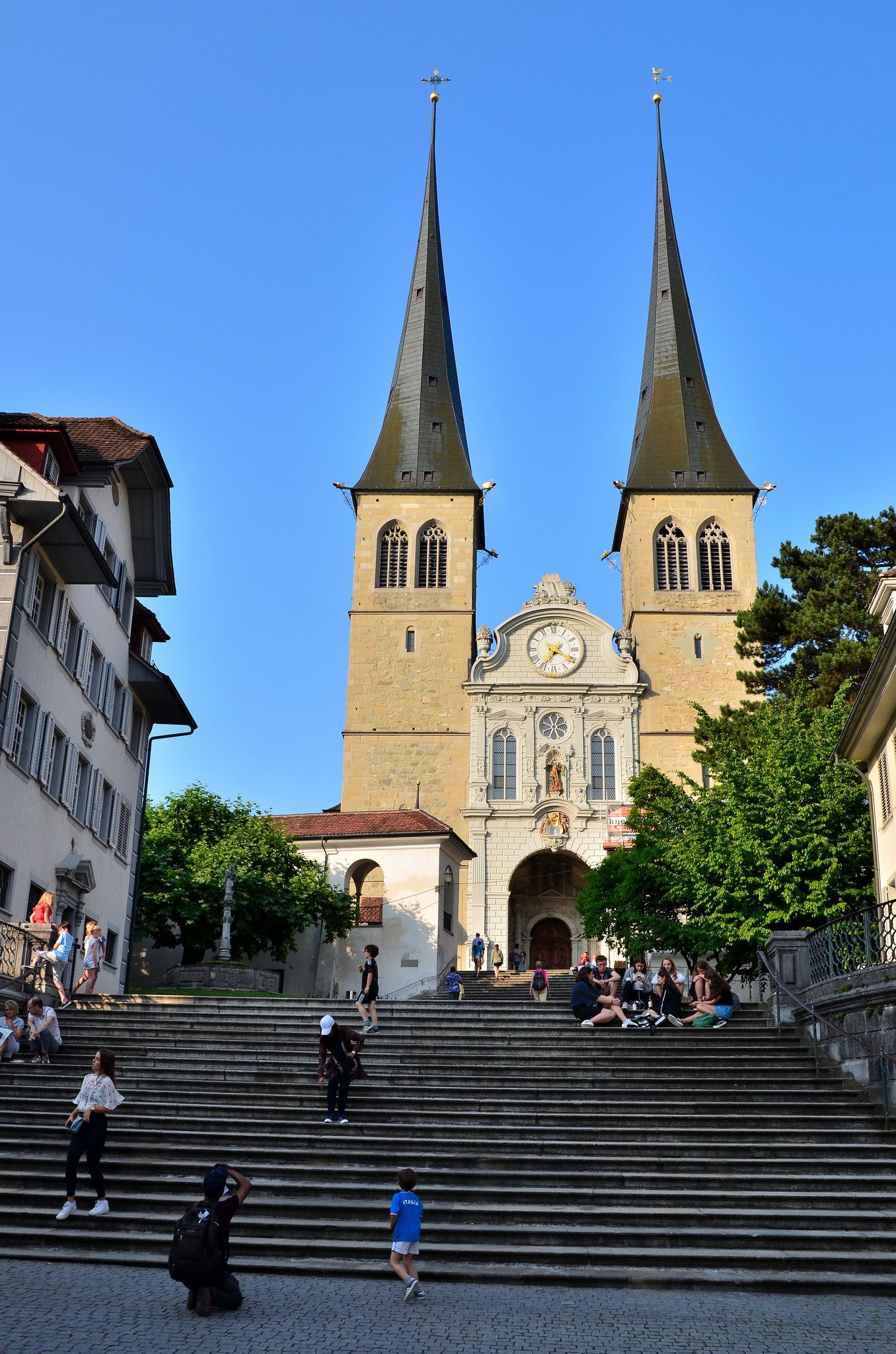 https://mdw-travel-data-us-east-1.s3.amazonaws.com/img/country/Switzerland/Hofkirche-St-Leodegar/img_02.jpg