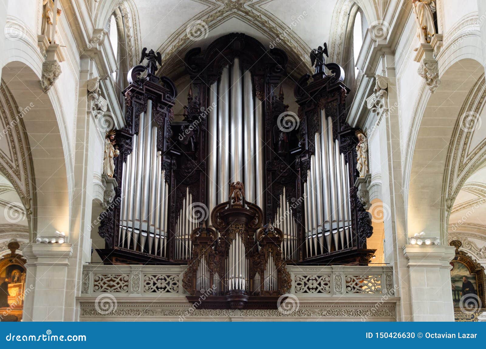 https://mdw-travel-data-us-east-1.s3.amazonaws.com/img/country/Switzerland/Hofkirche-St-Leodegar/img_03.jpg