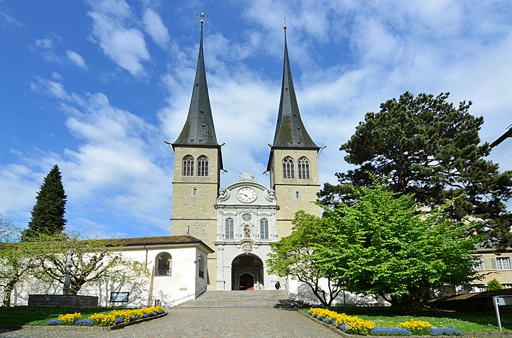https://mdw-travel-data-us-east-1.s3.amazonaws.com/img/country/Switzerland/Hofkirche/img_02.jpg