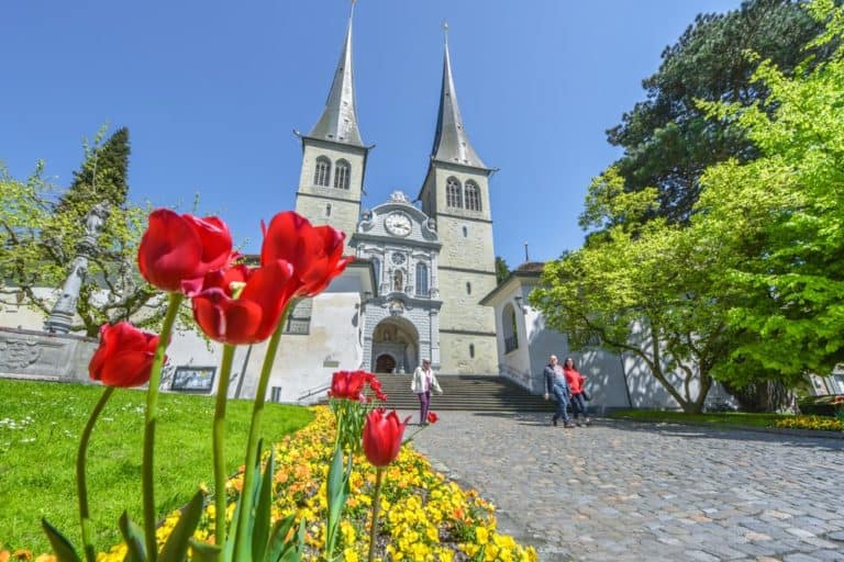 https://mdw-travel-data-us-east-1.s3.amazonaws.com/img/country/Switzerland/Hofkirche/img_03.jpg
