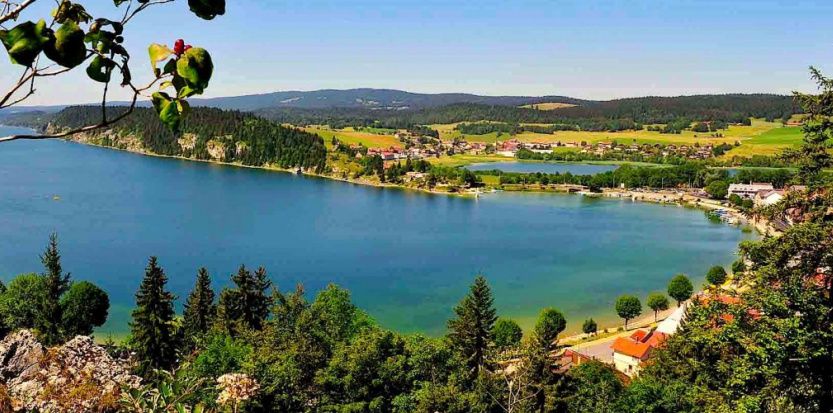 https://mdw-travel-data-us-east-1.s3.amazonaws.com/img/country/Switzerland/La-Petite-Joux/img_01.jpg